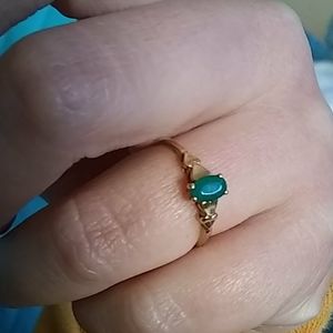 10k gold ring with green stone